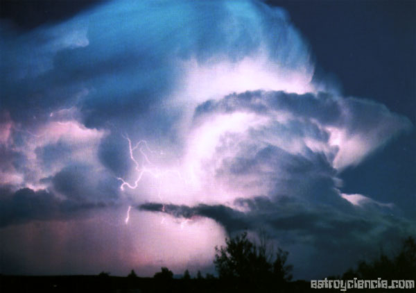 http://www.astroyciencia.com/wp-content/uploads/2008/07/tormenta-electrica.jpg